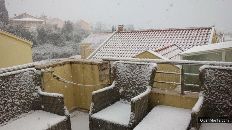 Фото Черногории: В Черногории на побережье выпал снег: большой фотопост из разных городов