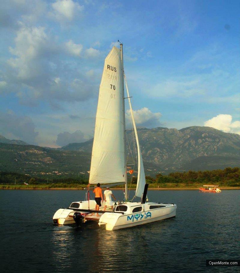 Отдых в Черногории: О Черногории: Прогулка по Скадорскому озеру на парусном катамаране