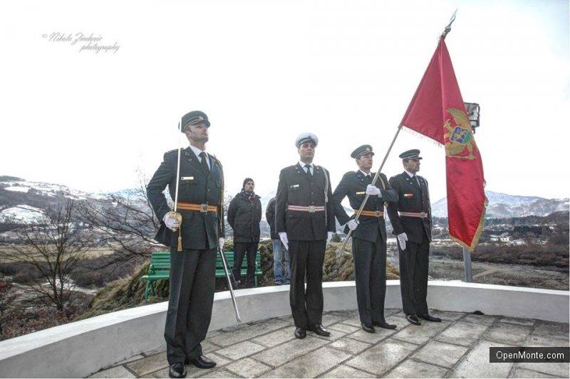 Фото Черногории: возложение венков к памятнику и воинский салют из артеллирийских орудий