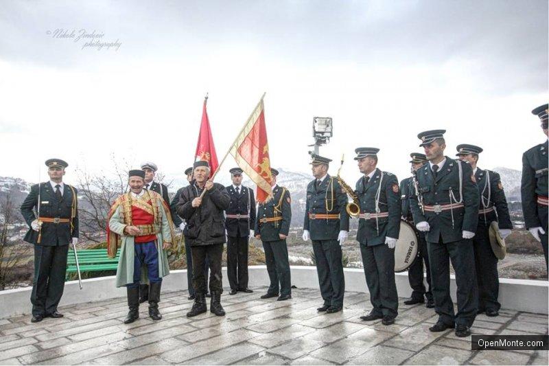 Фото Черногории: возложение венков к памятнику и воинский салют из артеллирийских орудий