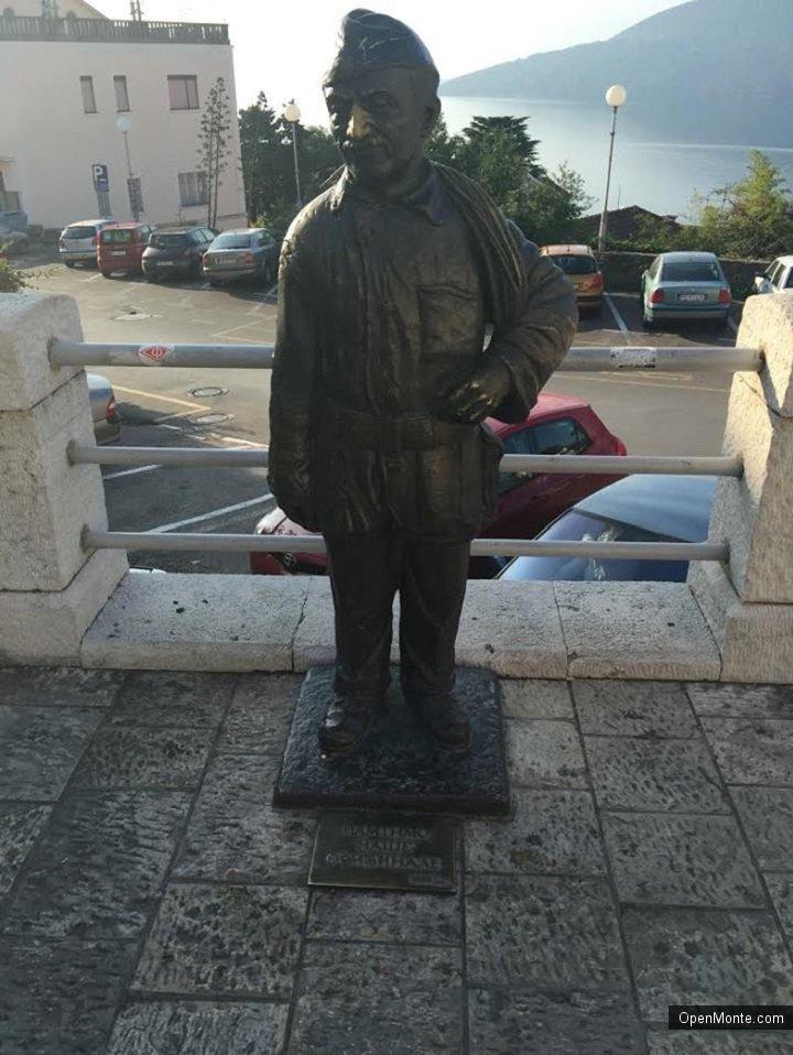 О Черногории: Добрый пятничный рассказ о маленьком человечке, памятник которому стоит в центре Херцег-  Нови