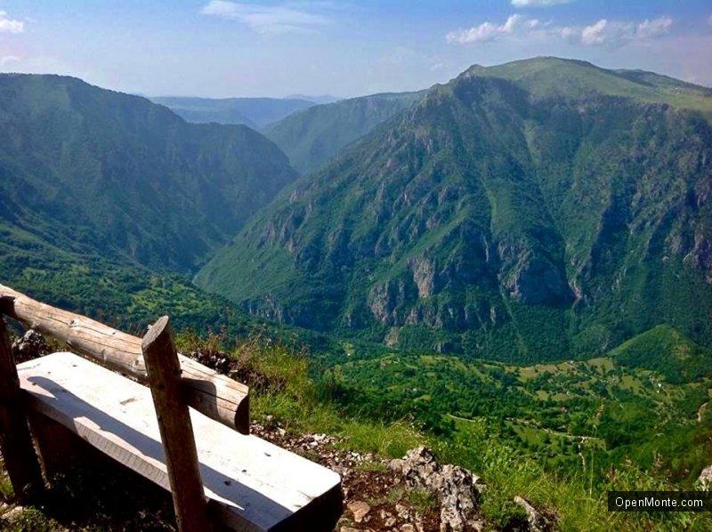 Отдых в Черногории: О Черногории: Лавочки с панорамой на высоте 1 км и выше: Черногории