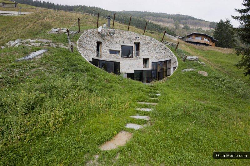 Это интересно: В Швейцарии можно снять для жилья пещеру хоббитов