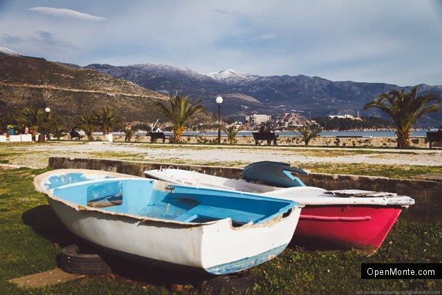 Фото Черногории: О Черногории: Черногорская солянка: красные горы, старый рояль и лысая женщина