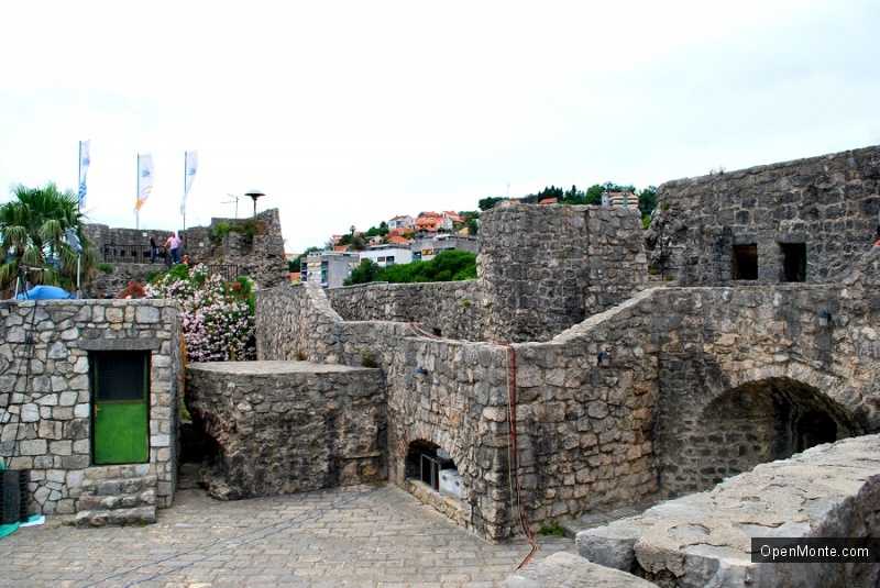О Черногории: фотография крепости Шпаньола над городом Херцег-Нови