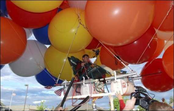 Курилка: Смешная история про путешествие в кресле на воздушных шариках или муд*к летает на садовом стуле
