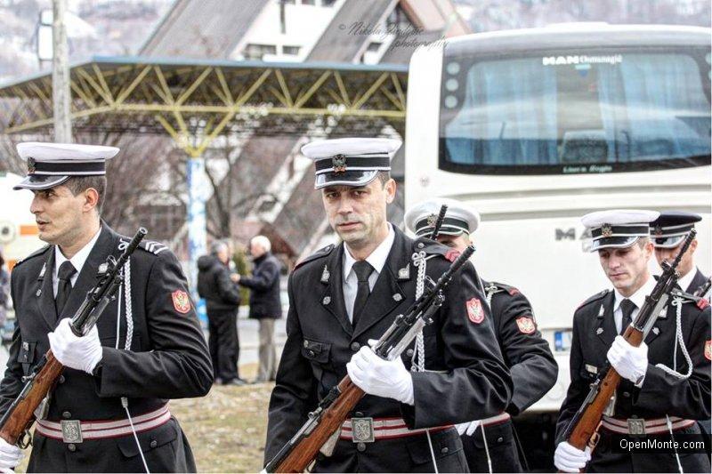 Фото Черногории: возложение венков к памятнику и воинский салют из артеллирийских орудий