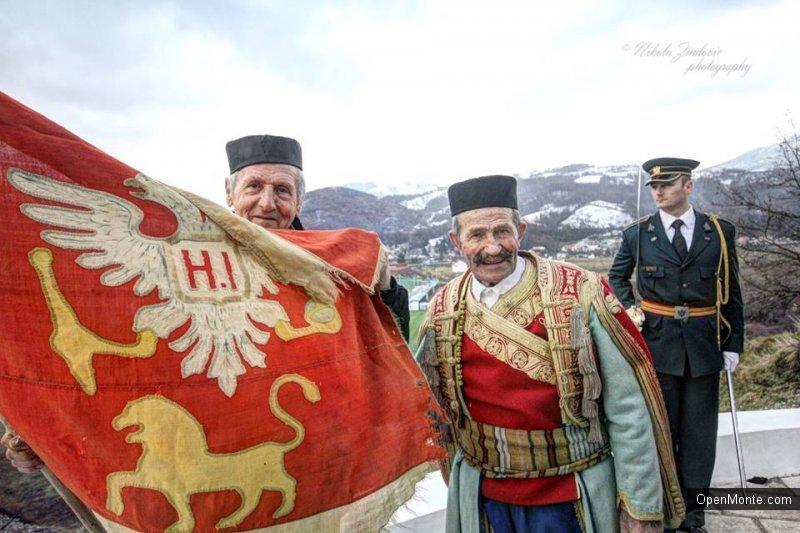 Фото Черногории: возложение венков к памятнику и воинский салют из артеллирийских орудий