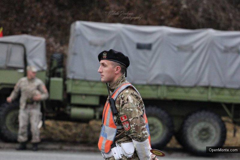Фото Черногории: возложение венков к памятнику и воинский салют из артеллирийских орудий