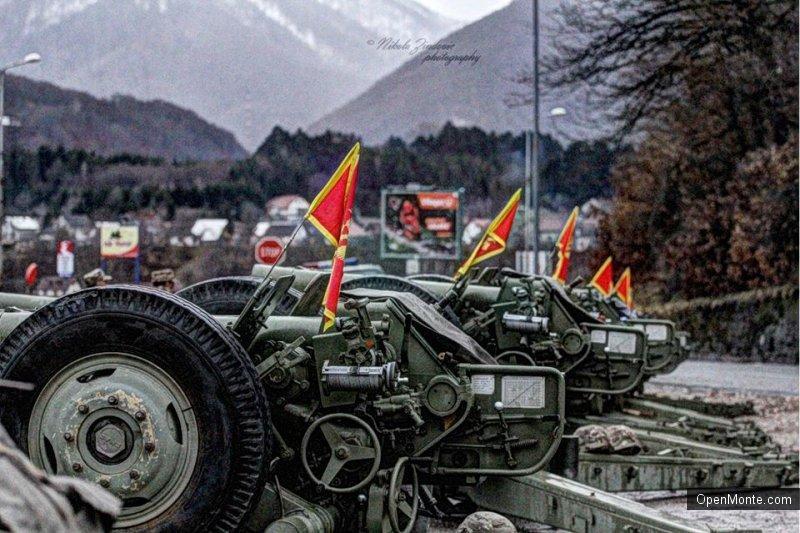 Фото Черногории: возложение венков к памятнику и воинский салют из артеллирийских орудий